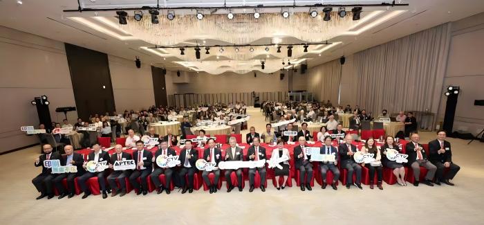 商会新闻稿合影(1).jpg 商会新闻稿合影(1).jpg